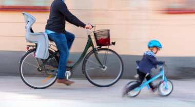 Baba ve oğul bisiklet üzerinde