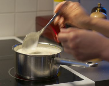tencerede karıştırarak el