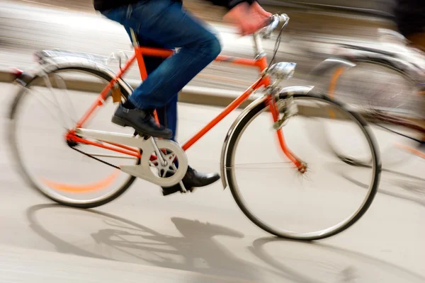 Mann auf orangefarbenem Fahrrad — Stockfoto