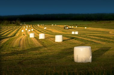 traktör ve saman balya