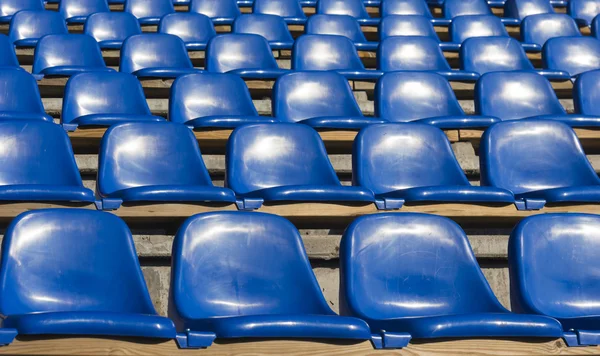 Lugares azuis vazios no estádio de esportes — Fotografia de Stock