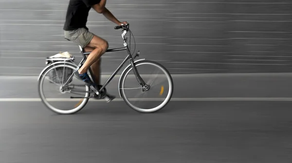 Ciclista em bicicleta preta — Fotografia de Stock