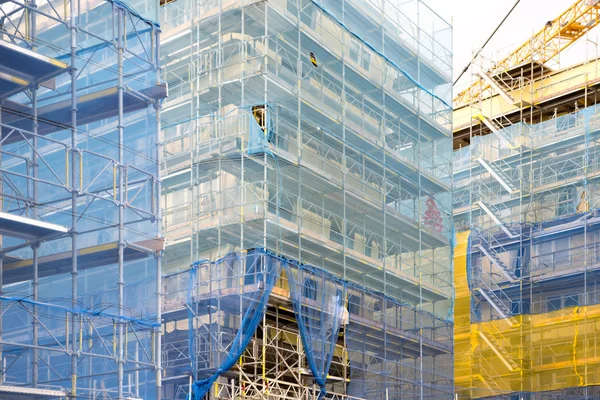 Canteiro de obras com andaimes — Fotografia de Stock