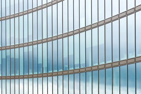 Fachada de vidro do edifício de escritório — Fotografia de Stock