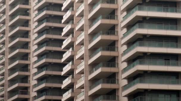 Macchina Fotografica Panning Lungo Alto Blocco Appartamenti — Video Stock
