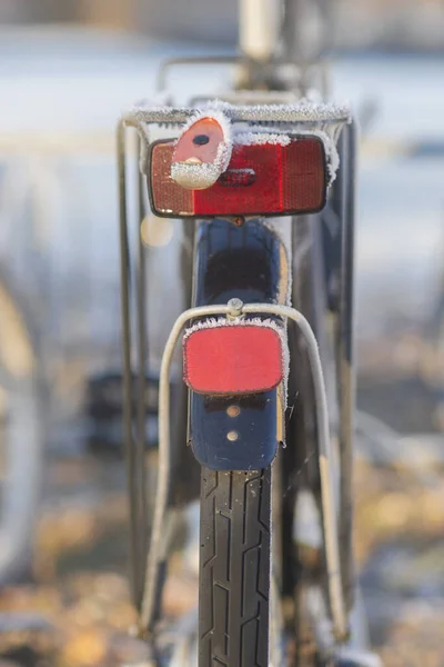 Visão Traseira Bicicleta Velha Com Geada Refletores Olhos Gato Vermelho — Fotografia de Stock