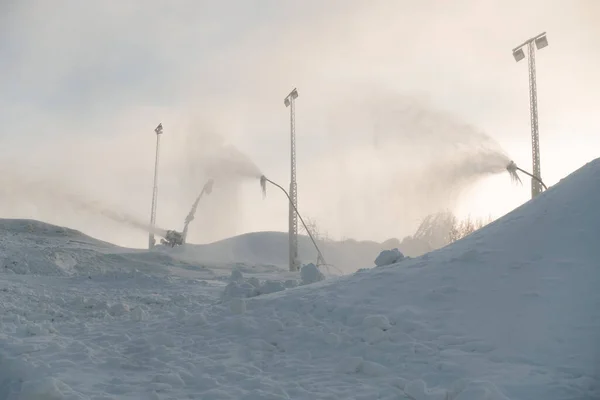 Skipiste Wordt Voorbereid Met Sneeuwkanonnen Koude Winterdag — Stockfoto