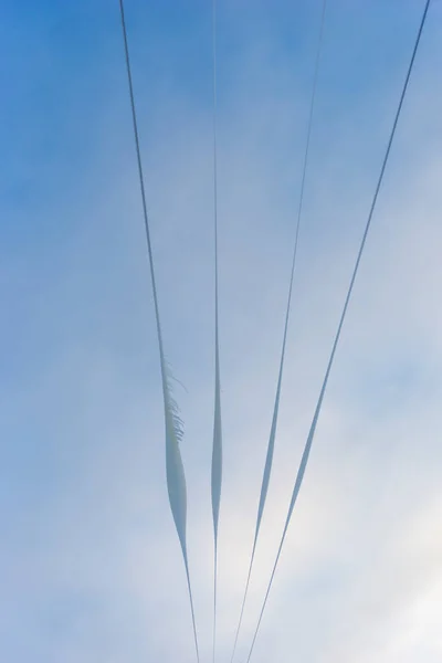 Imagen Escasa Con Nieve Hielo Carámbanos Los Cables Cielo Azul — Foto de Stock