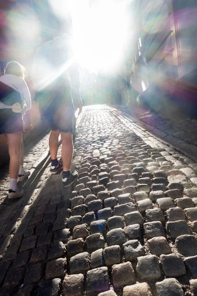 Stockholm Eski Bir Kasabasında Dar Bir Kaldırım Taşı Sokağında Yürüyen — Stok fotoğraf