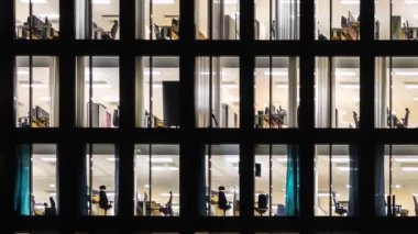 Geceleri ofis binasının pencerelerinin açılması