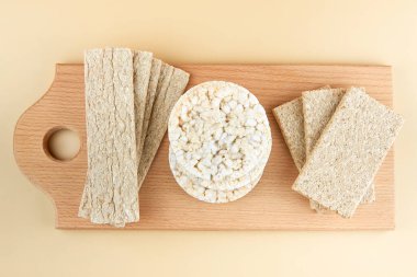 Tahta üzerinde farklı cips türleri, üst görünüm.