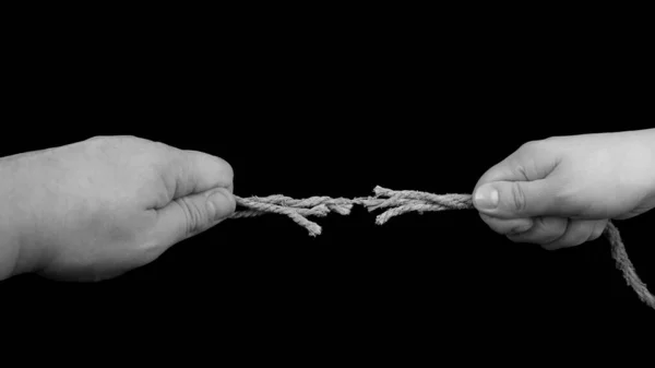 Рука Мужчины Женщины Тянуть Веревку Изолированы Черном Фоне Отношения Конфликт — стоковое фото