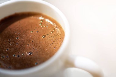 Bir fincan taze demlenmiş kahve köpüklü, makro, kopyalama alanı.