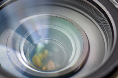 Yansımalı kamera merceği, makro fotoğraf, yakın plan, arka plan.