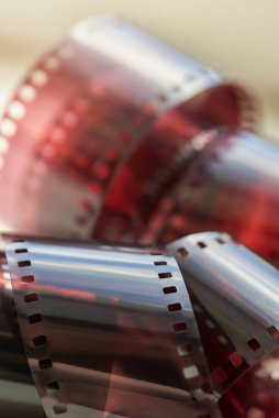 Retro kameradan film şeritleri, yakın çekim, geçmiş teknolojinin teması.