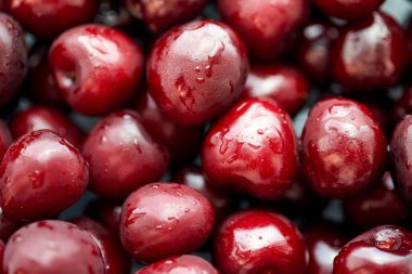 Su damlalarında olgun kiraz meyveleri, yakın plan..