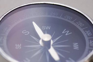 Modern pusula, yakın çekim, seyahat ve yaz teması.