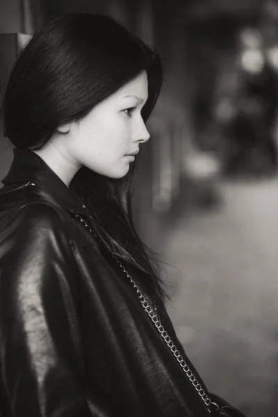 Retrato Perfil Mujer Joven Calle Blanco Negro — Foto de Stock