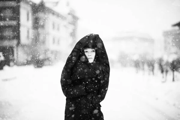 Γυναίκα Puffer Παλτό Ποζάρουν Χιονισμένη Σκηνή Μαύρο Και Άσπρο — Φωτογραφία Αρχείου