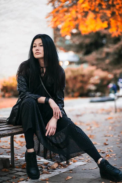 Mujer Joven Sentada Banco Parque Otoño — Foto de Stock