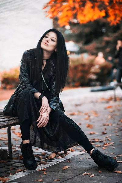 Стильная Молодая Женщина Позирует Скамейке Осеннем Парке — стоковое фото