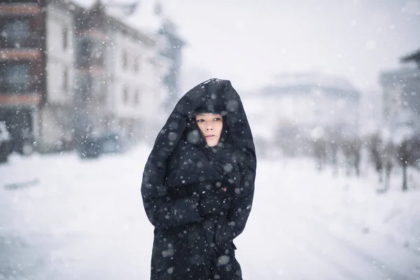 Femme Manteau Gonflé Posant Dans Scène Enneigée Photos De Stock Libres De Droits