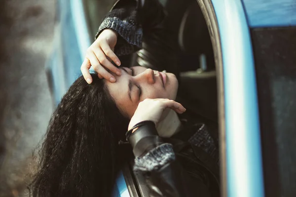 Femme Brune Couchée Sur Fenêtre Ouverte Voiture Avec Les Yeux Photo De Stock