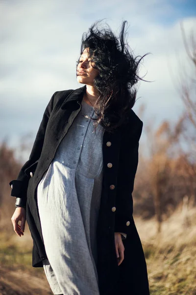 Mujer Caminando Aire Libre Con Pelo Moviéndose Viento Imagen De Stock