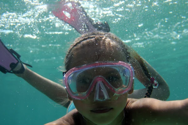 Ragazza nuotare sott'acqua con maschera subacquea — Foto Stock