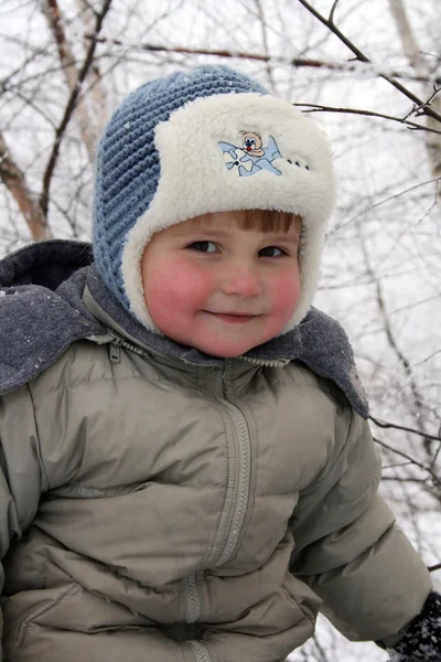 Ein kleiner Junge im Schnee — Stockfoto