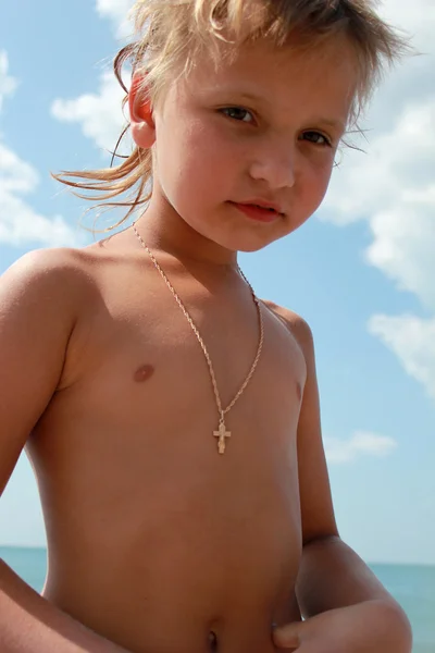 Fröhlicher kleiner Junge spielt am Strand. lizenzfreie Stockfotos