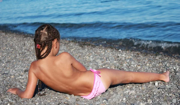 Маленька мила дівчинка на пляжі Стокове Фото