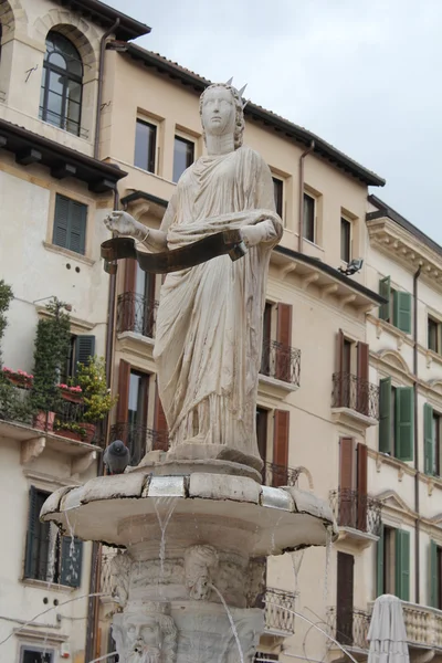 Heykel Madonna piazza erbe Verona, İtalya — Stok fotoğraf