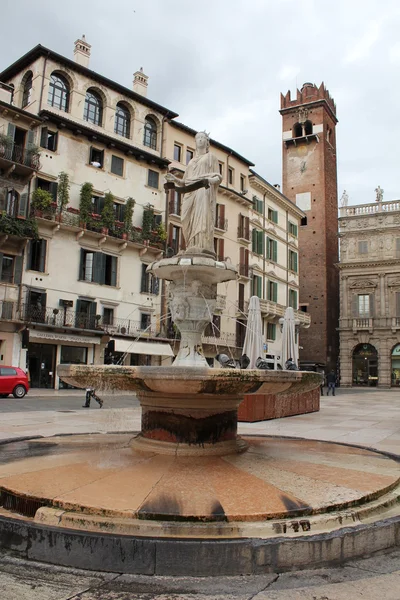 Heykel Madonna piazza erbe Verona, İtalya — Stok fotoğraf