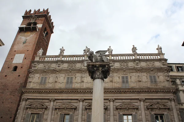 Piazza delle Erbe, Verona, Veneto, Olaszország — Stock Fotó