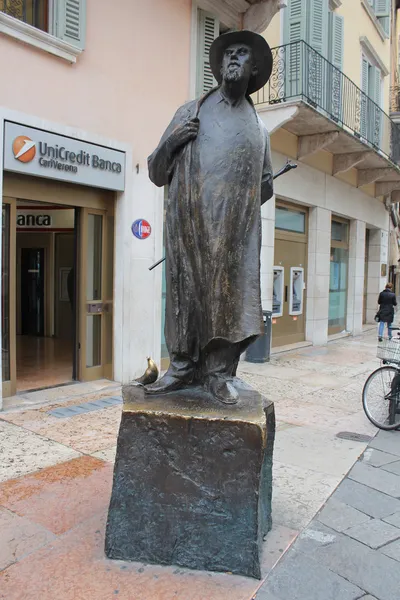 Berto barbarani på piazza delle erbe i verona, regionen veneto i Italien Royaltyfria Stockbilder