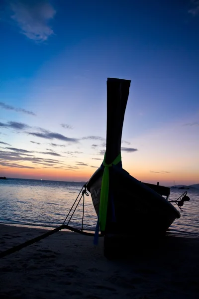 Silhouetted longtail boat thailand — Stock Photo, Image