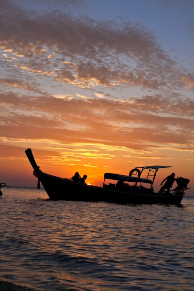 Длиннохвостая лодка на закате — стоковое фото