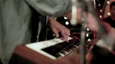 Parlak analojik sentezatör çalarken müzisyenlerin ellerinin ayrıntıları