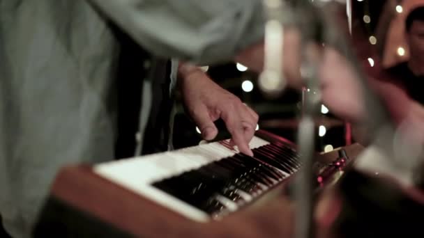 Λεπτομέρεια των χεριών ενός μουσικού παίζοντας το αναλογικό sinth syntetyzator — Αρχείο Βίντεο