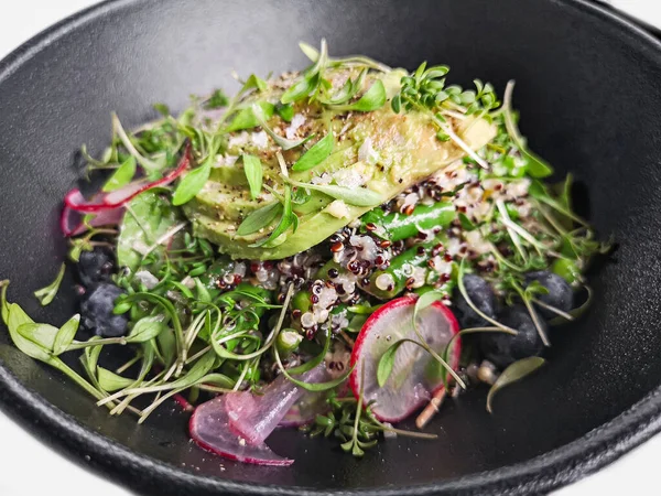 Salade fraîche sur assiette noire — Photo