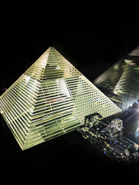 Diamant-Pyramide auf schwarzem Hintergrund lizenzfreie Stockfotos