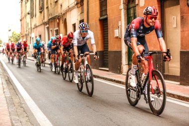 Imperia, IM, Liguria, İtalya - 19 Mart 2022: Mart ayında İtalya 'da küçük bir kasabada önemli bir bisiklet yarışı. Yarışmanın adı Milano-Sanremo 2022.
