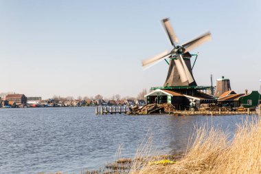 Amsterdam 'da hareket halindeki eski Hollanda değirmenleri
