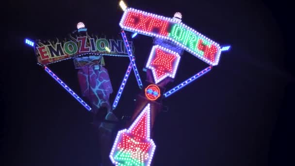 Lights Night Large Extreme Funfair Carousel Motion Passengers Board — Vídeo de stock