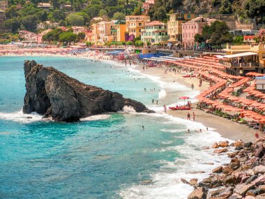 Liguria, Monterosso doğal yaz manzarası. Turistler tatilde ve beş ülkeyi geziyor.
