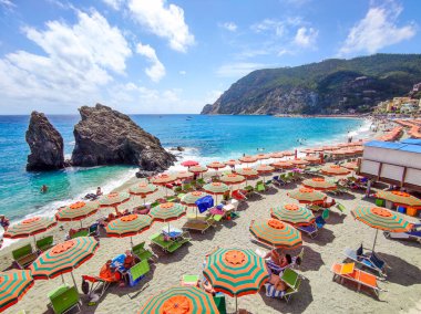 Liguria, Monterosso doğal yaz manzarası. Turistler tatilde ve beş ülkeyi geziyor.