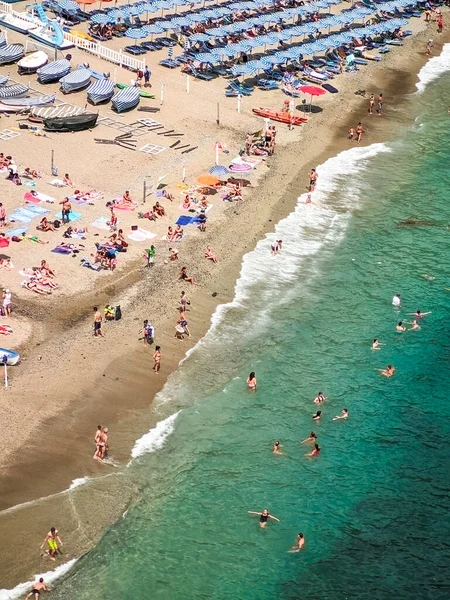 Liguria, Monterosso doğal yaz manzarası. Turistler tatilde ve beş ülkeyi geziyor.