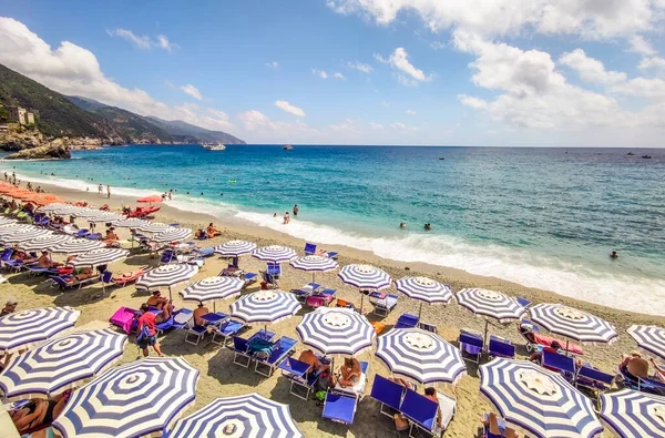 Liguria Monterosso Paesaggio Naturale Estivo Con Turisti Vacanza Visitando Cinque Immagine Stock