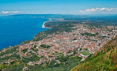 İtalya 'daki Calabrian kıyılarının havadan görünüşü, Gioa Tauro limanını ve komşu ülkeleri, seyahat raporlarını görebilirsiniz.